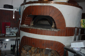 Restaurace Na Fojstství - Pravá italská pec - Nejlepší pizza v okolí - Pečení v peci dodává pizze výjimečnou vůni dřeva a nezaměnitelnou chuť.